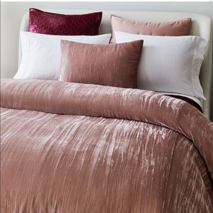 West elm crinkle velvet duvet cover in dusty pink and 2 king shams